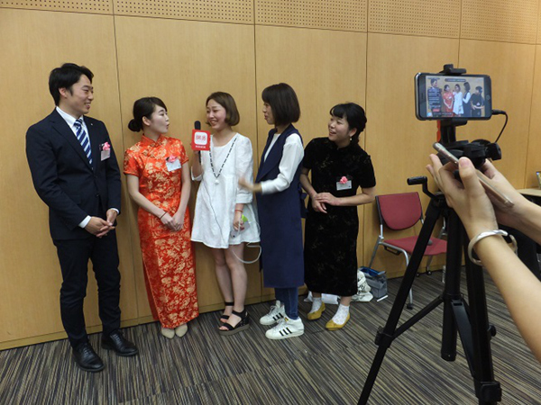 图2.武藏野大学三名参赛选手接受网易东京直播采访_副本.jpg