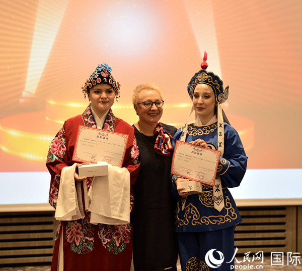 图片7:基辅国立语言大学副校长谢里亚科娃为获得二等奖的选手颁奖_副本.jpg 图片7:基辅国立语言大学副校长谢里亚科娃为获得二等奖的选手颁奖_副本.jpg
